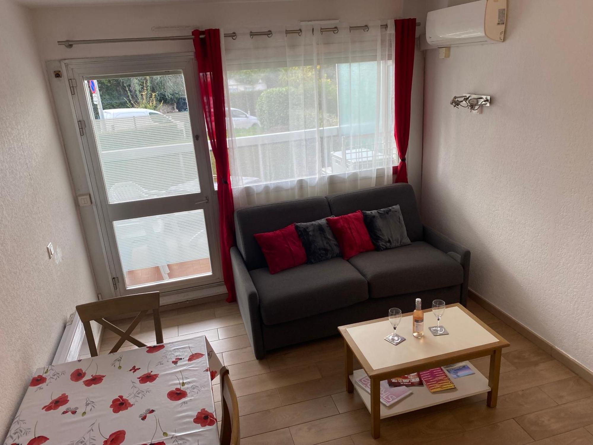 Appartement En Classe 2 Etoiles Au Bord De 4 Couchages Avec Lit Superpose Et Au Salon Un Canape Convertible Et Piscine A 300 M Des Transports Communs,gare Ferroviaire,commerces Et Plages Antibes