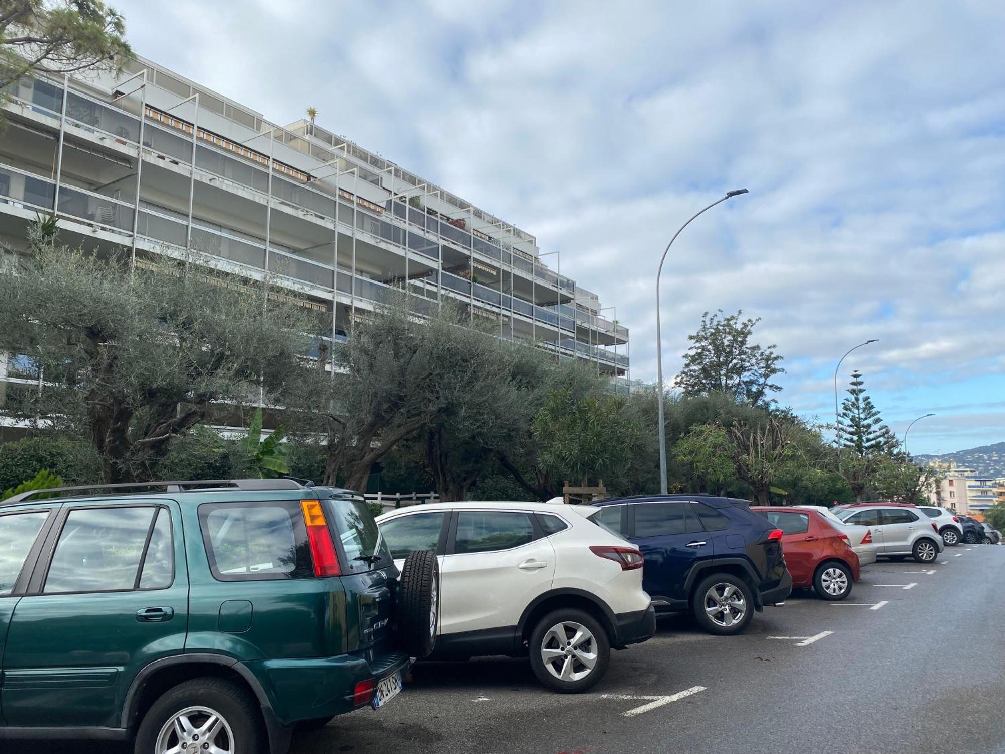 En Classe 2 Etoiles Au Bord De 4 Couchages Avec Lit Superpose Et Au Salon Un Canape Convertible Et Piscine A 300 M Des Transports Communs,gare Ferroviaire,commerces Et Plages Appartement Antibes
