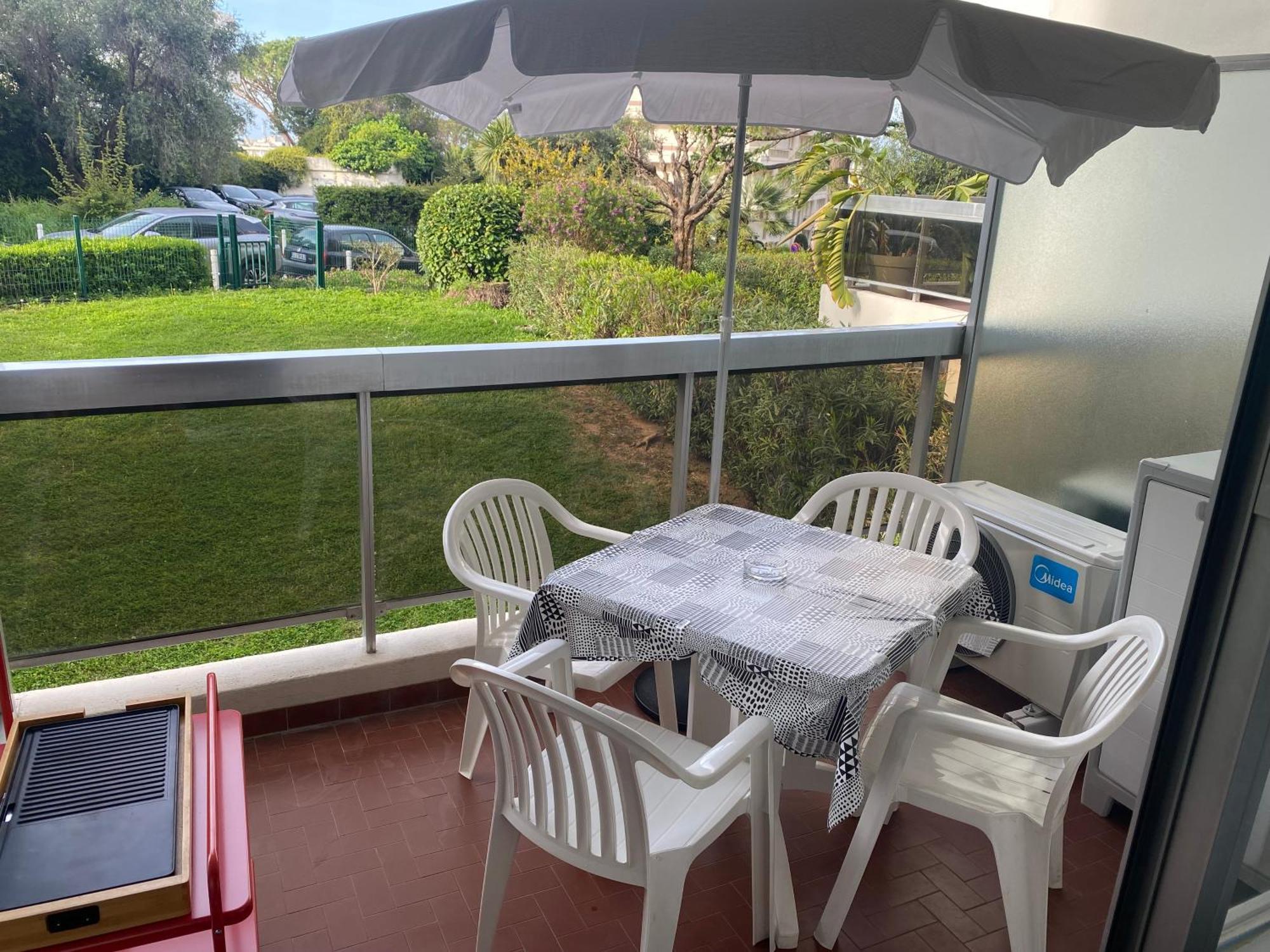 Appartement En Classe 2 Etoiles Au Bord De 4 Couchages Avec Lit Superpose Et Au Salon Un Canape Convertible Et Piscine A 300 M Des Transports Communs,gare Ferroviaire,commerces Et Plages