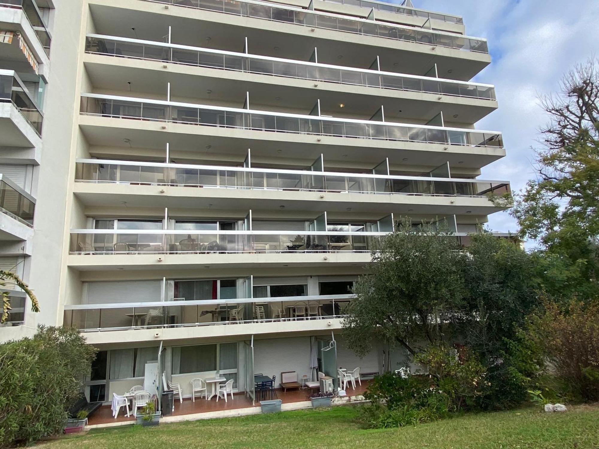 En Classe 2 Etoiles Au Bord De 4 Couchages Avec Lit Superpose Et Au Salon Un Canape Convertible Et Piscine A 300 M Des Transports Communs,gare Ferroviaire,commerces Et Plages *